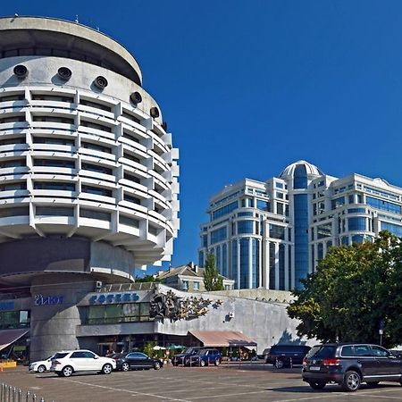 Salute Hotel Kyiv Exterior photo